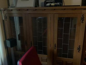 Bureau en vestiare kast beschikbaar voor biedingen