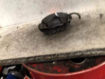 Remklauw (Tang) links-voor van een Mazda 2. beschikbaar voor biedingen
