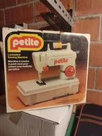 Petite naaimachine op batterijen, Ophalen, Naaimachine