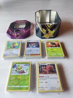 Eternatus Tin met 250 Pokemon Kaarten, Comme neuf, Foil, Enlèvement ou Envoi, Plusieurs cartes