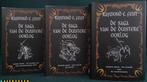 De Saga Van De Duistere Oorlog - Raymond E Feist - Luitingh, Boeken, Ophalen of Verzenden, Gelezen