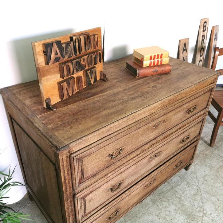 Grote antieke geloogde eiken Franse commode H 91 B 125 D 64, Antiek en Kunst, Curiosa en Brocante, Ophalen