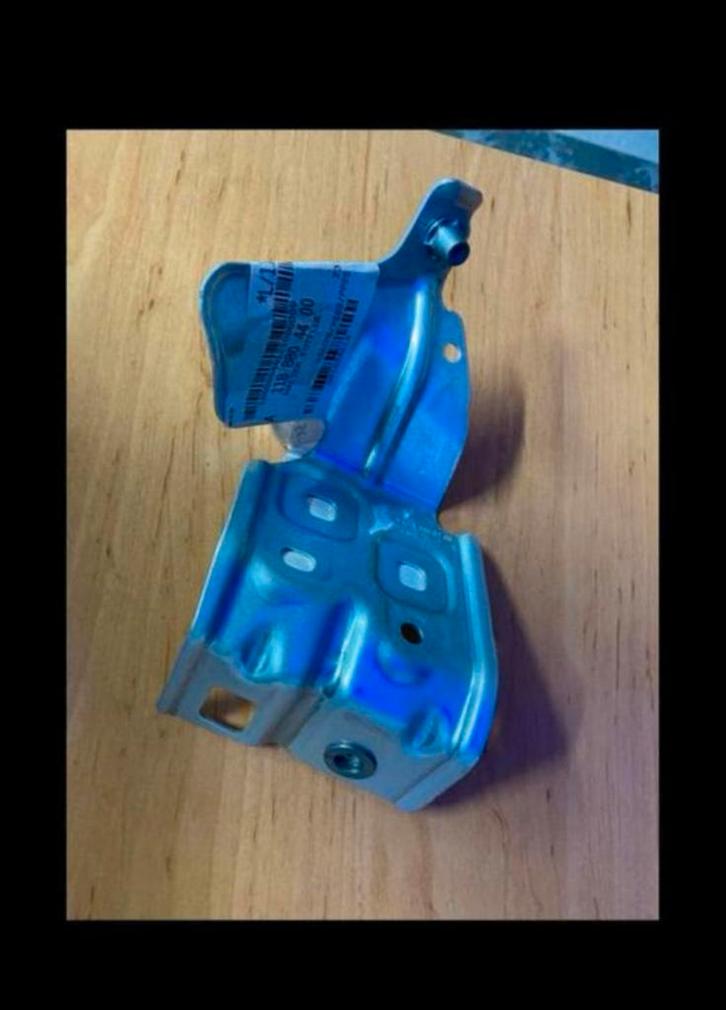 Mb cla rechterspatbord bevestiging A118804400, Auto-onderdelen, Motor en Toebehoren, Ophalen