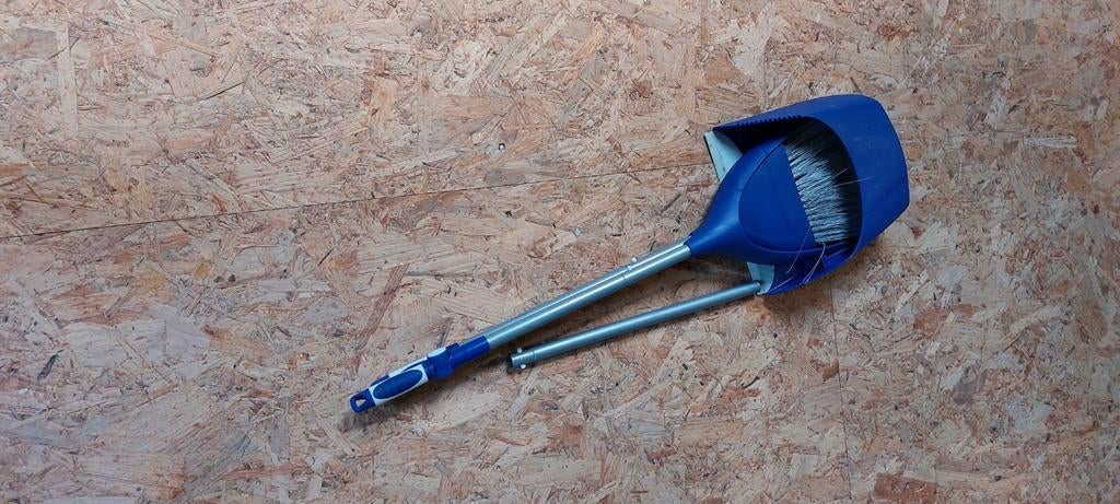 Kampeerborstel en -houweel, Ophalen