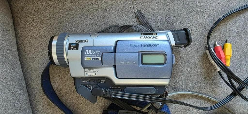 Caméscope numérique Sony DCR‑TRV320E Digital8 + accessoires, TV, Hi-fi & Vidéo, Caméscopes numériques, Enlèvement ou Envoi, Caméra