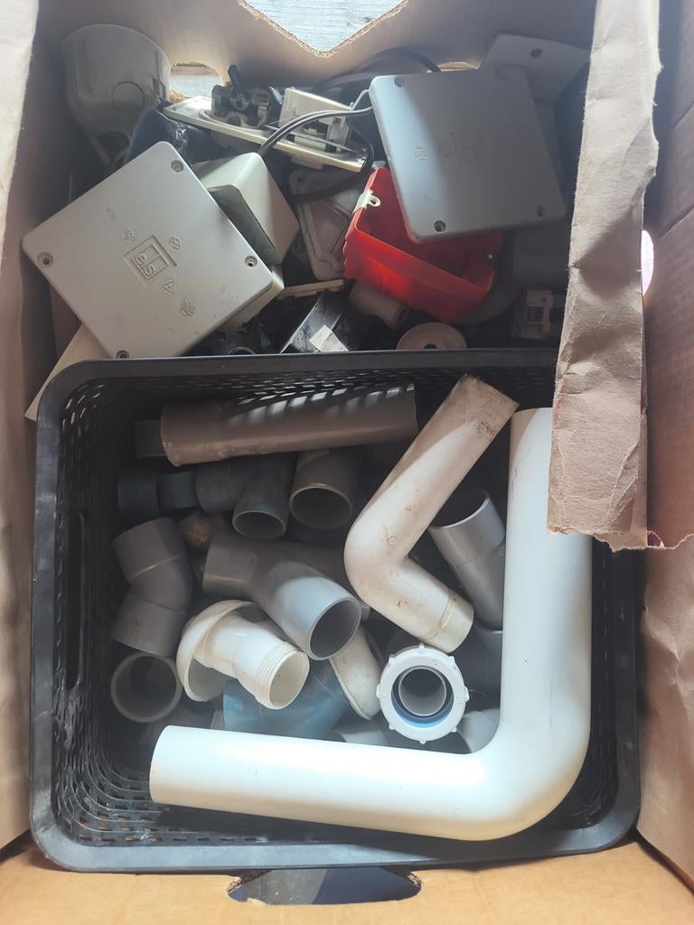 Grand lot de bricolage — tuyaux sanitaires et articles élect, Enlèvement