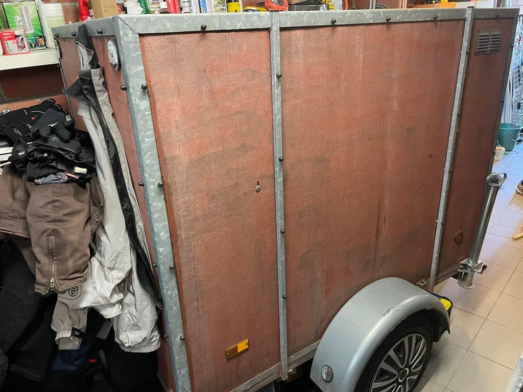 Gesloten aanhangwagen enkelas, Enlèvement, Utilisé