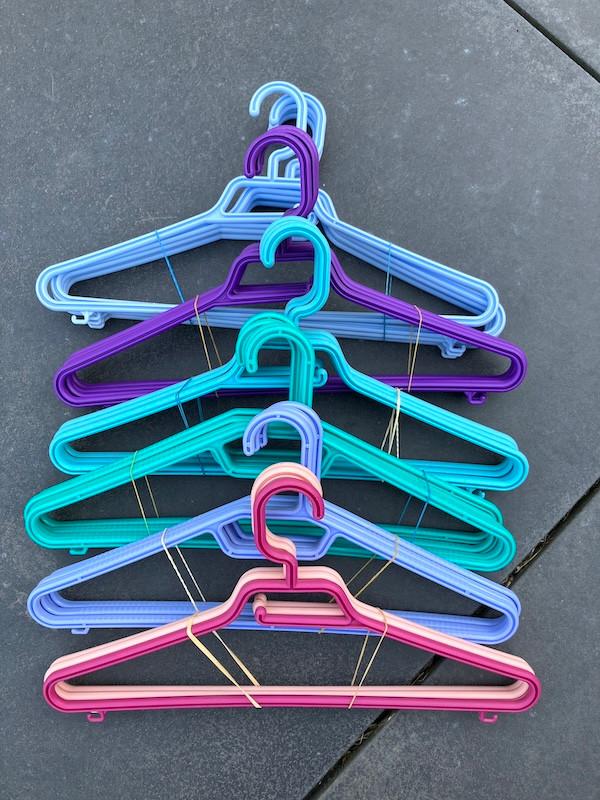 Set van 23 hangers - Zeer goede staat, Kleding | Dames, Kledinghangers, Ophalen of Verzenden, Zo goed als nieuw, Kunststof, Volwassenen
