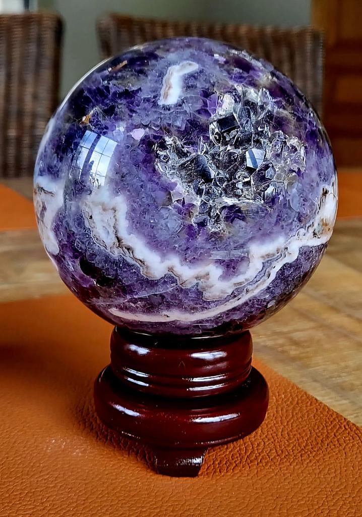 Te koop: prachtige amethist bol met druzy-kern, Ophalen of Verzenden