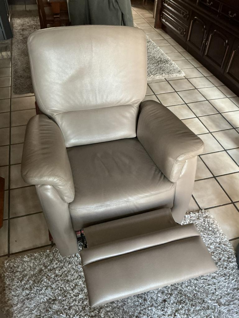 Elektrische verstelbare zetel in leder, Huis en Inrichting, Fauteuils, Ophalen, Zo goed als nieuw