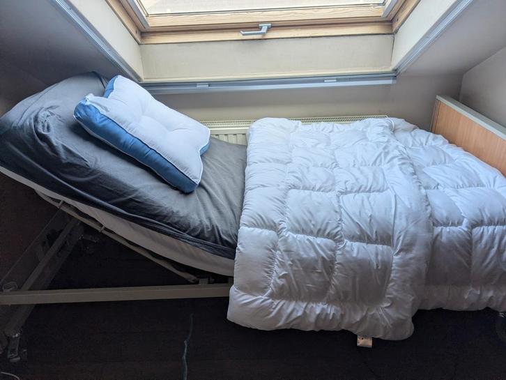 Verzorgingsbed / ziekenhuisbed incl matras en beugel, Huis en Inrichting, Slaapkamer | Slaapbanken, Ophalen