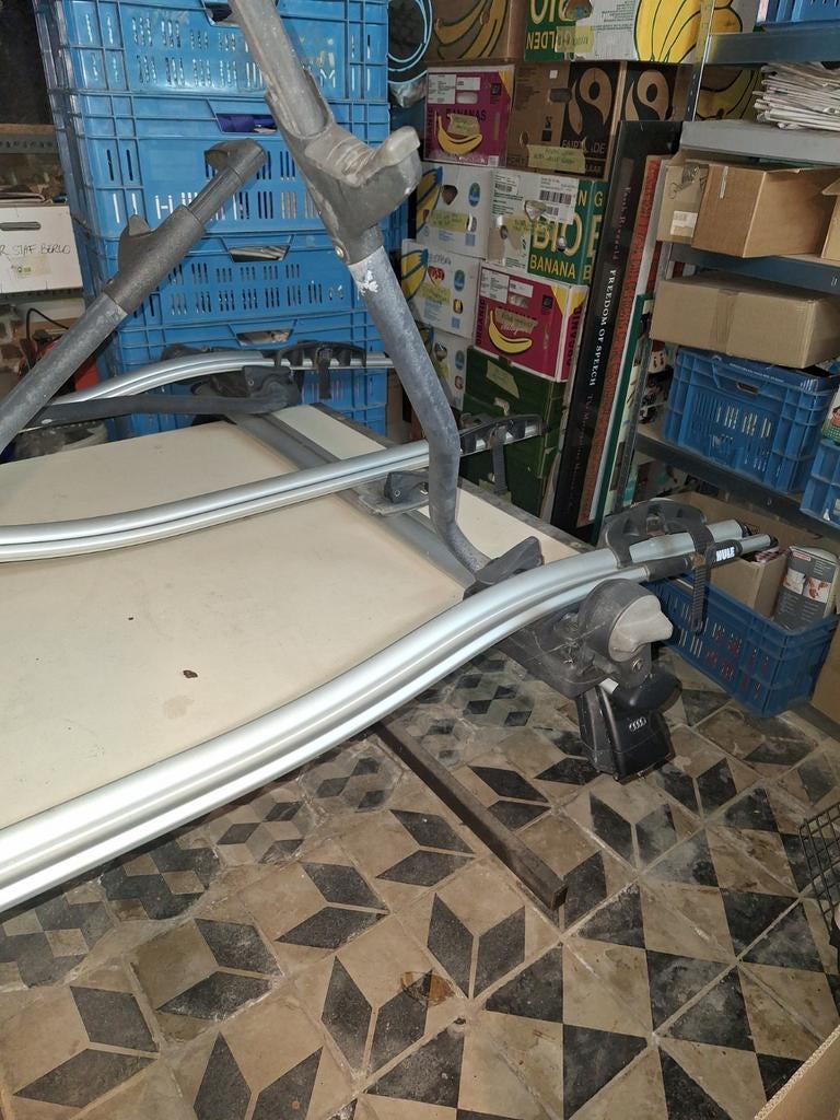 Dakdragers Audi A4 met 3 Thule fietsdragers, Ophalen