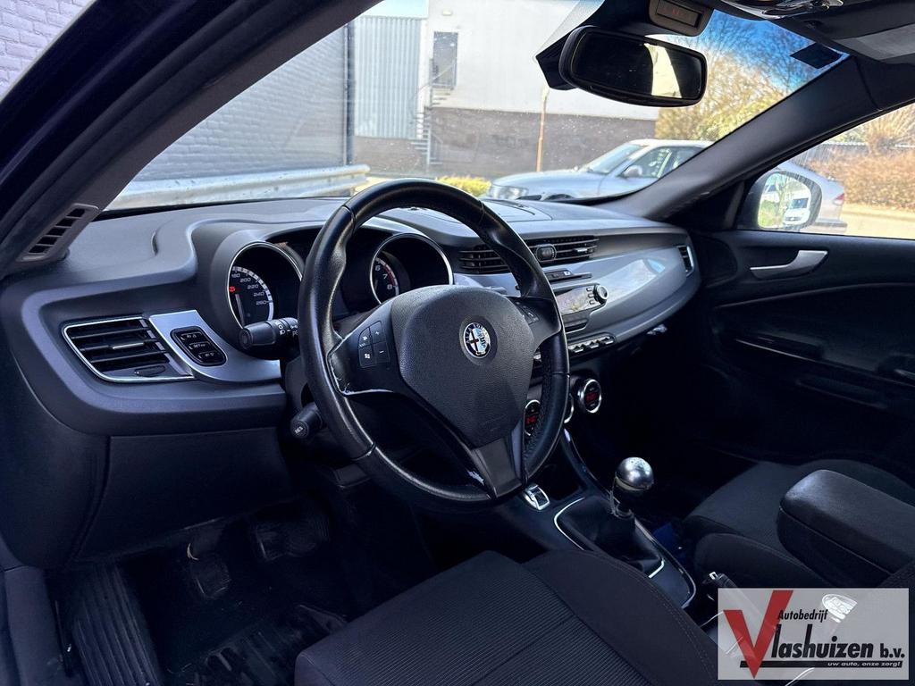 Alfa Romeo Giulietta 1.4 T Distinctive | Climate | Cruise |, Zwart, Blauw, Bedrijf, Start-stop-systeem