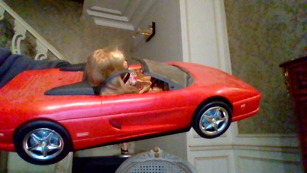 Vends Ferrari avec 2 Barbie, Ophalen