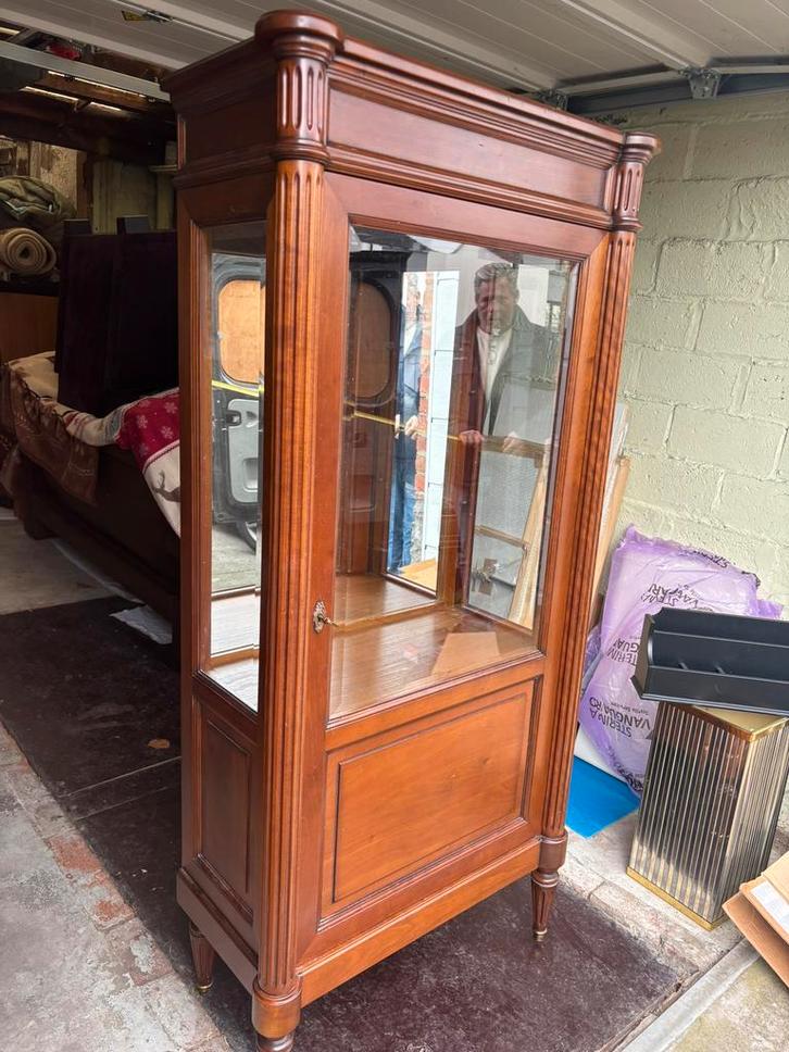 Vitrine en bois avec verre miroir et pilastres tournés, Maison & Meubles, Armoires | Vitrines, Comme neuf, Cerisier, Enlèvement