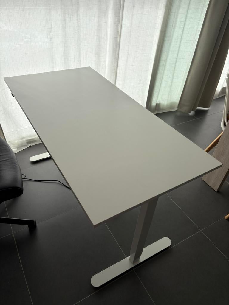 Bureau à hauteur réglable JYSK 70x140 blanc, Huis en Inrichting, Bureaus, Zo goed als nieuw, Jysk, Wit, Ophalen