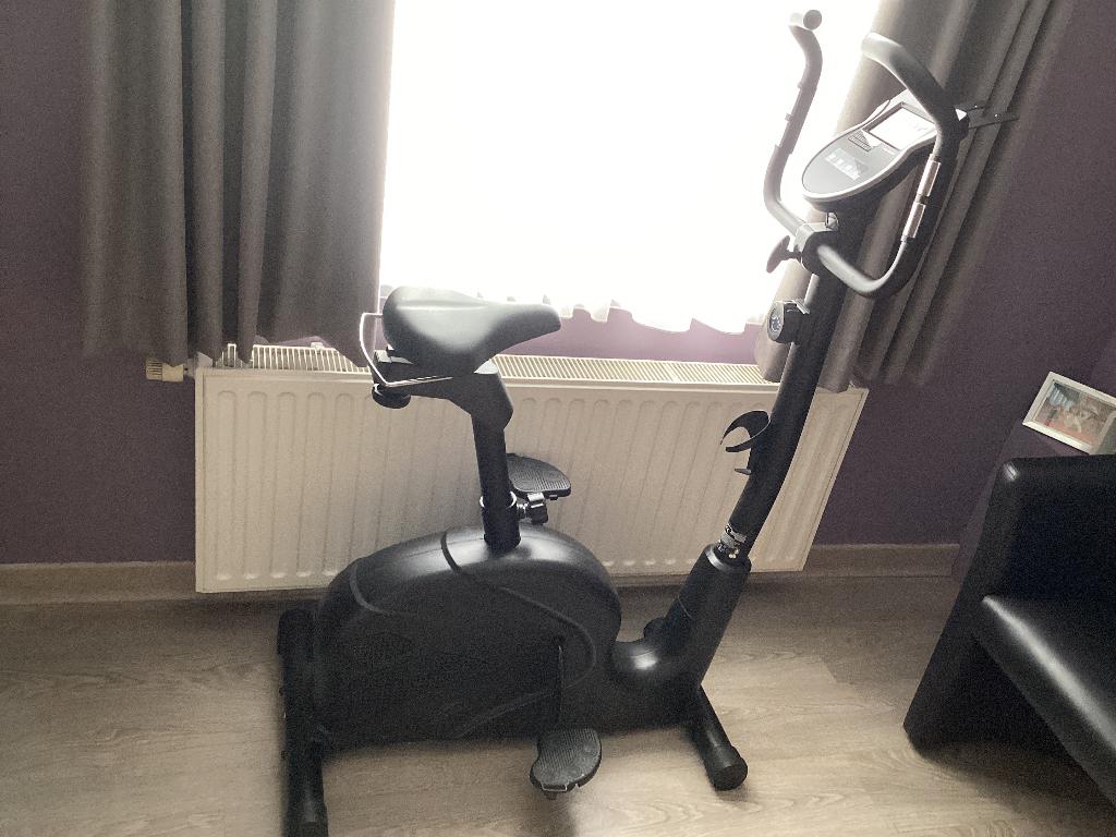 Home trainer zwart, Sports & Fitness, Appareils de fitness, Jambes, Comme neuf, Enlèvement, Vélo d'appartement