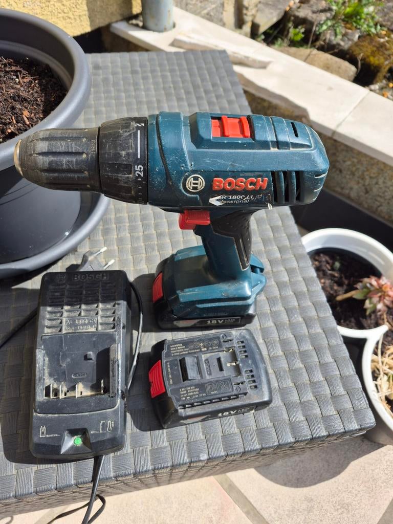 Perceuse bosch bleu chargeur 2 batterie, Enlèvement ou Envoi, Perceuse