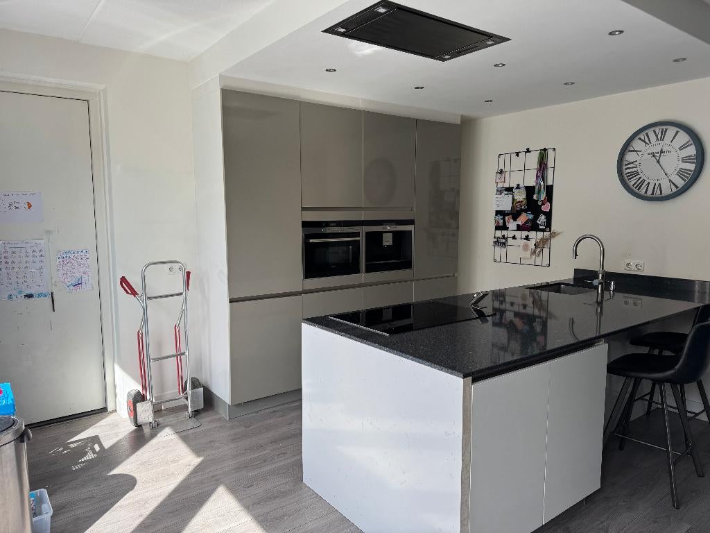 Volledige keuken met centraal eiland en apparatuur, Gebruikt, Wit, Graniet of Steen, Enkelwandige keuken