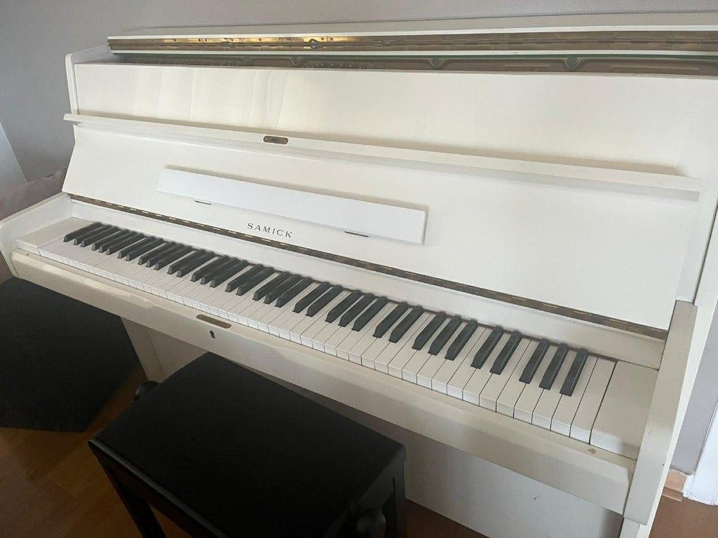 Samick witte rechtopstaande piano inclusief levering, Muziek en Instrumenten, Piano's, Gebruikt, Piano, Wit, Ophalen of Verzenden