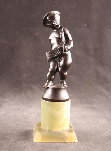 Antiek sculptuur putto met harmonica beschikbaar voor biedingen