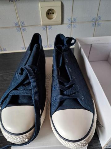 Mooie nieuwe schoenen  beschikbaar voor biedingen