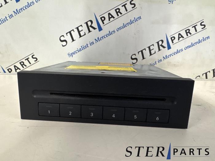 Changeur de CD d'un Mercedes E-Klasse, Autos : Pièces & Accessoires, Électronique & Câbles, Mercedes-Benz, Utilisé, 3 mois de garantie