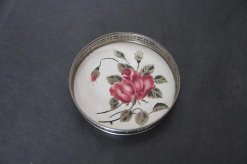 Vintage onderzetter van keramiek en verzilverd, Antiek en Kunst, Antiek | Keramiek en Aardewerk, Ophalen of Verzenden