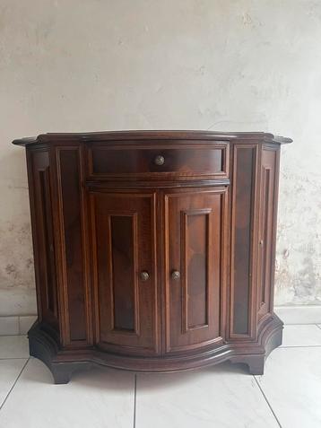 Antieke comode kast beschikbaar voor biedingen