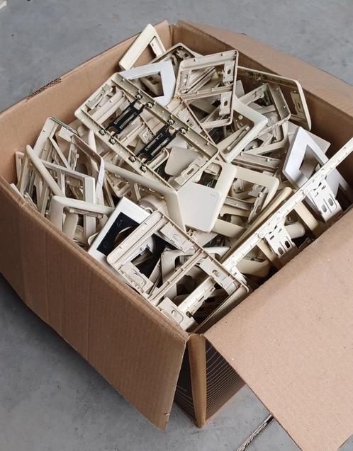 Doos met niko afdekplaatjes pr20, pr80, pr85.... gebruikt, Doe-het-zelf en Bouw, Elektriciteit en Kabels, Gebruikt, Stopcontact