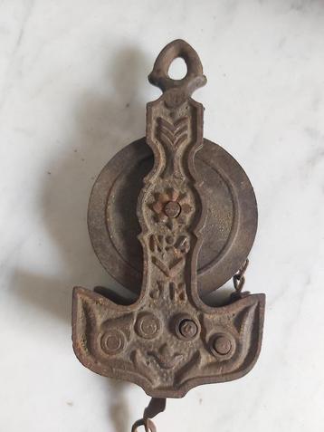 Decoratieve oude ijzeren katrol met originele ketting - haak beschikbaar voor biedingen