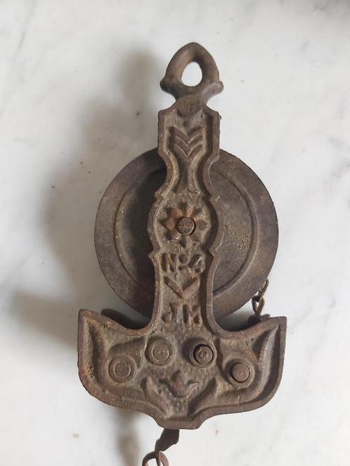 Decoratieve oude ijzeren katrol met originele ketting - haak, Antiek en Kunst, Curiosa en Brocante, Ophalen of Verzenden