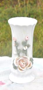 petit vase rorsadé avec fleur relief, Ophalen of Verzenden, Zo goed als nieuw, Overige kleuren, Overige materialen