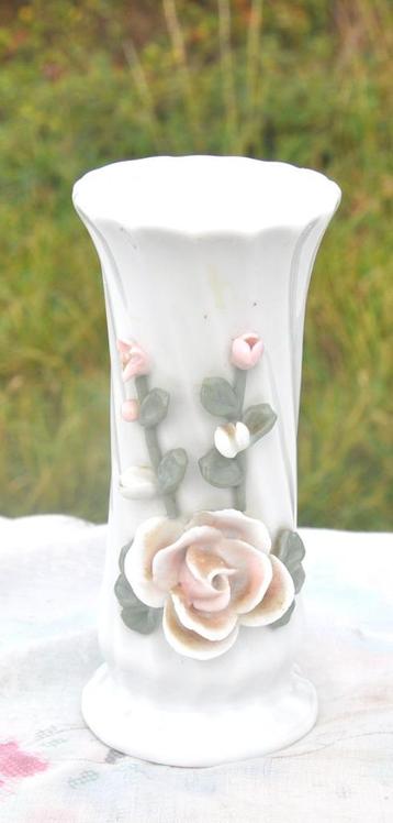 petit vase rorsadé avec fleur relief  beschikbaar voor biedingen