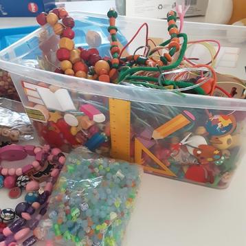 Houten en plastieken kralen beschikbaar voor biedingen