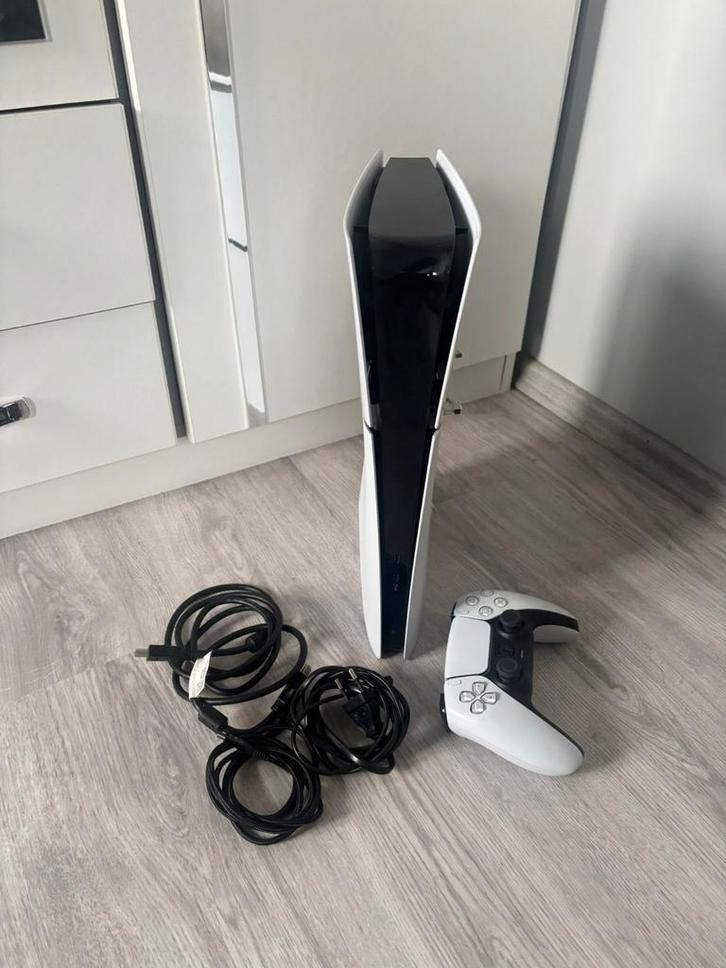 Ps5 slim digitale edition met alle kabels erbij werkt perfec, Games en Spelcomputers, Spelcomputers | Sony PlayStation 5, Zo goed als nieuw