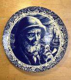 Assiette en faïence BOCK "Pêcheur à la pipe" d:29cm, Antiek en Kunst, Antiek | Keramiek en Aardewerk, Ophalen