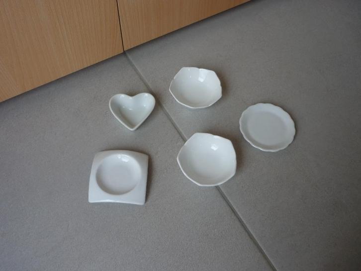 5 witte porseleinen aperoschaaltjes snack tapas schalen, Maison & Meubles, Cuisine | Vaisselle, Enlèvement ou Envoi