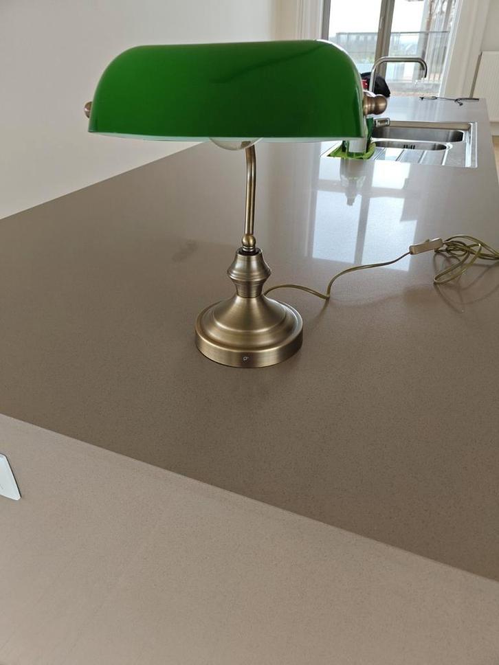 Klassieke bankierslamp – groene kap & messing voet, Huis en Inrichting, Lampen | Lampenkappen, Zo goed als nieuw, Ophalen