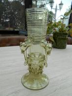 Oude glazen vaas met dierenhoofden., Antiek en Kunst, Ophalen of Verzenden