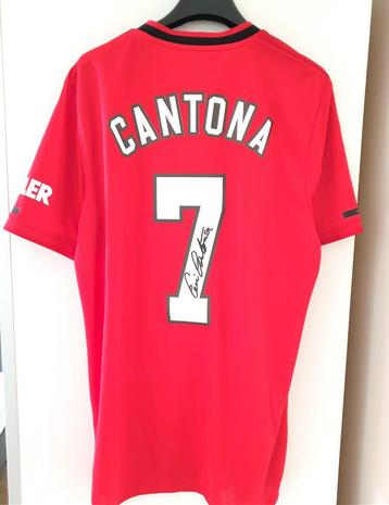 Eric Cantona a dédicacé le maillot de football de Manchester