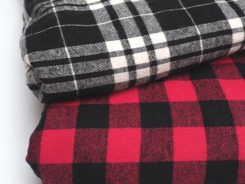 4493) 140x50cm flanelle de coton  blanches et noit / rouge, Neuf, Enlèvement ou Envoi, Coton, 120 cm ou plus
