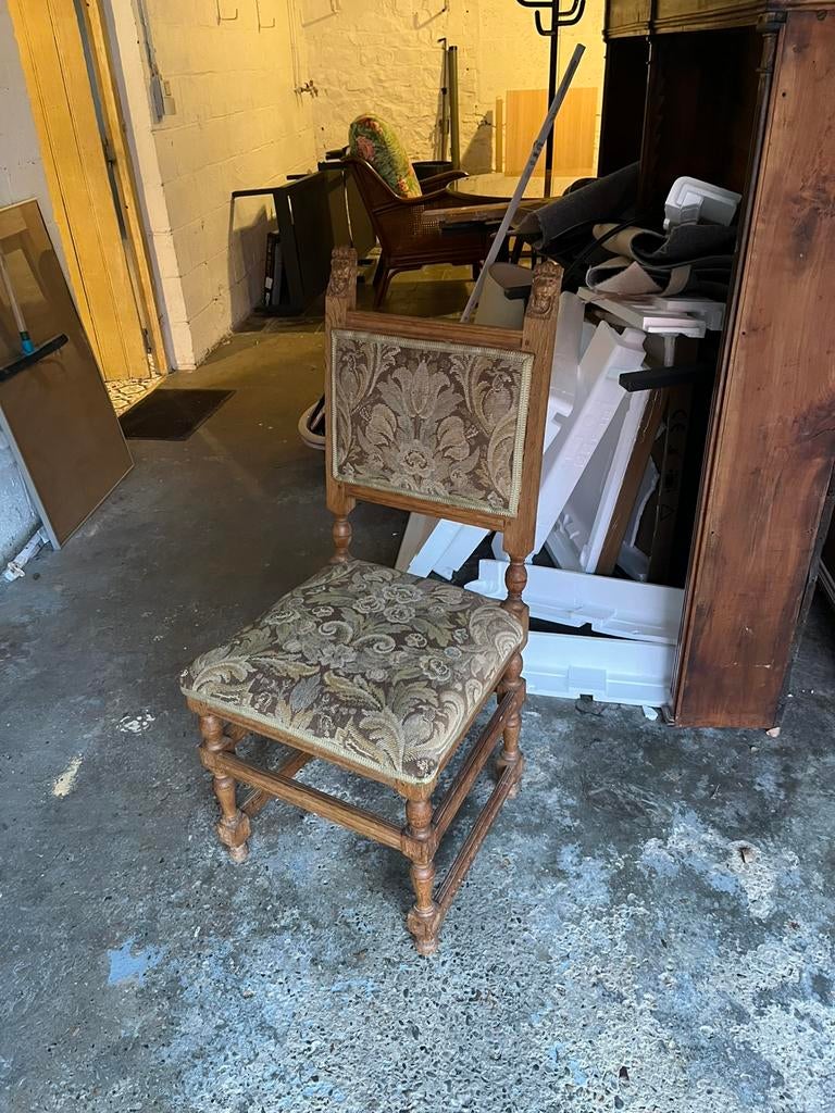 Chaise ancienne en bois sculpté, Enlèvement