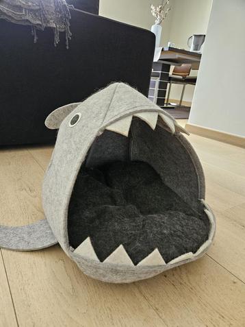 Shark Cat Bed – Fun & Cozy beschikbaar voor biedingen