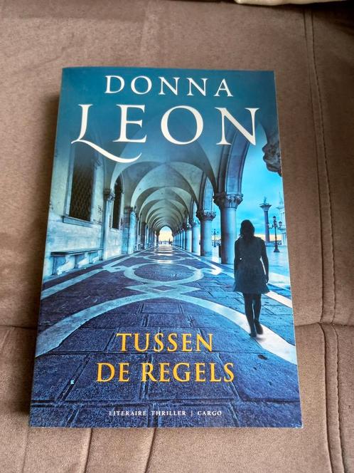Donna Leon - Tussen de regels, Boeken, Thrillers, Zo goed als nieuw, Amerika, Ophalen of Verzenden