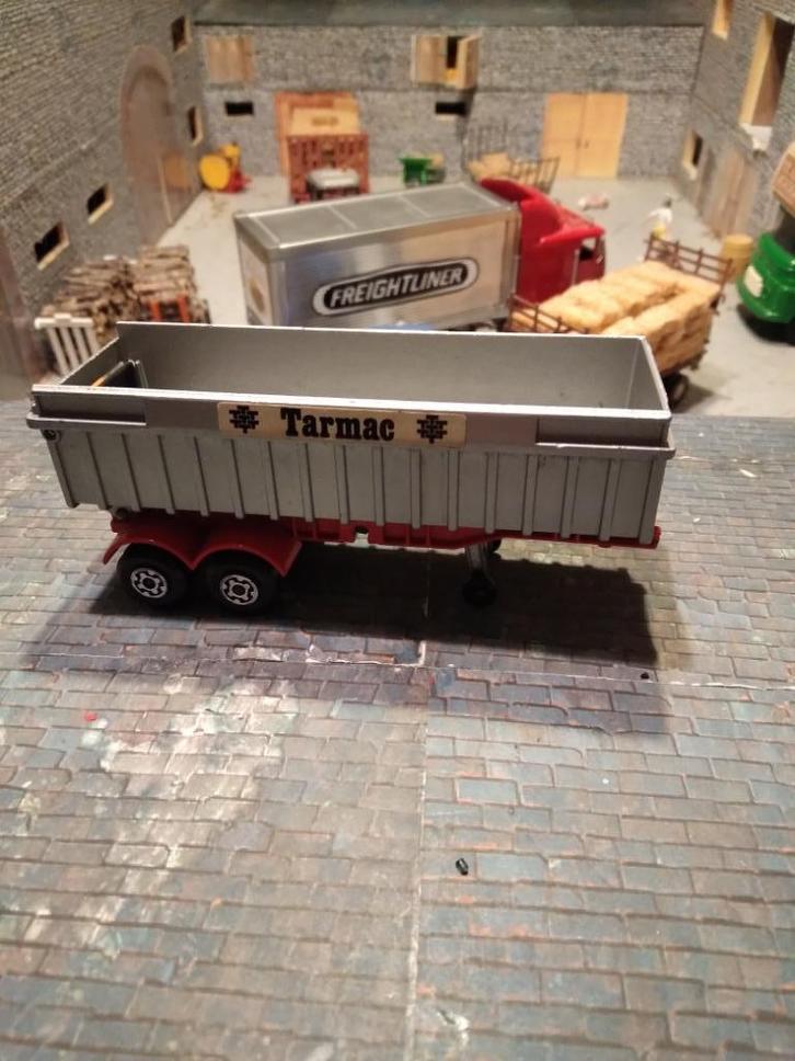 Kiepwagen op asfalt - Matchbox Super kings 1973, Hobby en Vrije tijd, Modelauto's | 1:32, Gebruikt, Bus of Vrachtwagen, Matchbox