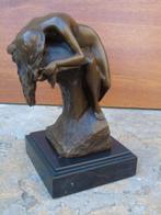 Naakte vrouw op een hoge bronzen rots gesigneerd, MILO, Antiek en Kunst, Ophalen of Verzenden, Brons