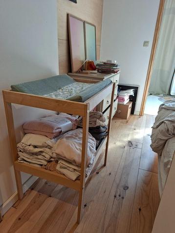 Baby verzorgingstafel beschikbaar voor biedingen