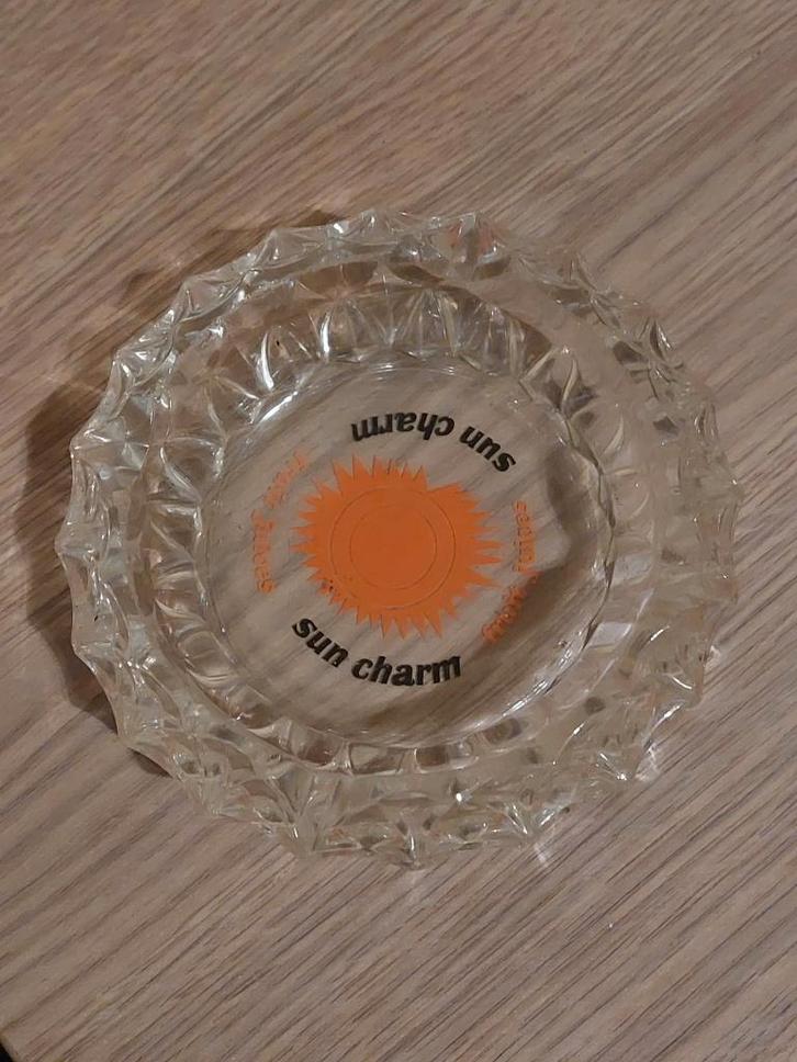 Vintage glazen asbak / Sun Charms, Verzamelen, Rookartikelen, Aanstekers en Luciferdoosjes, Zo goed als nieuw, Asbak, Ophalen of Verzenden