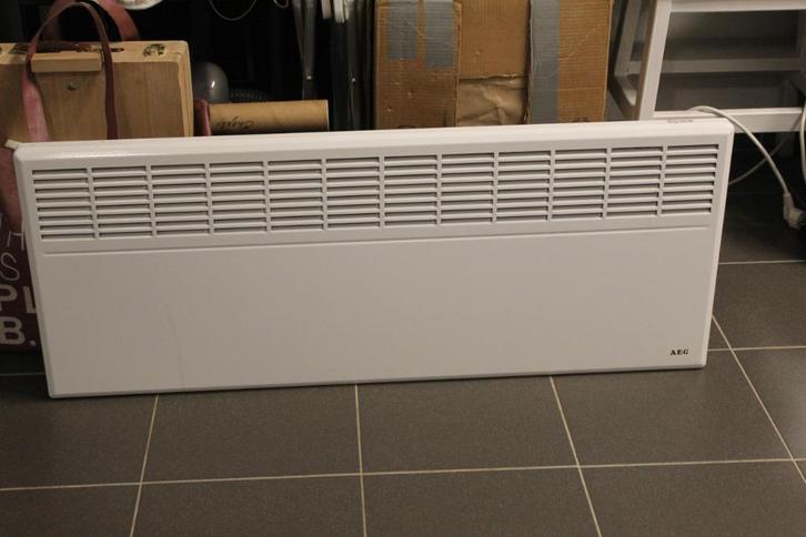 AEG Wandconvector WKL 3005 - H450 x B1050 X D100 (3000 Watt), Doe-het-zelf en Bouw, Verwarming en Radiatoren, Zo goed als nieuw